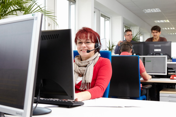 Foto: YADOS Kundendienst-Mitarbeiterin am PC Arbeitsplatz